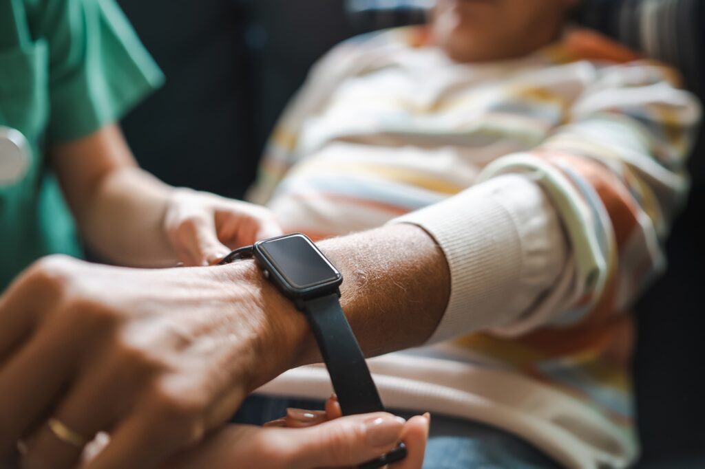 Wear Smartwatch to Track Heart Rate